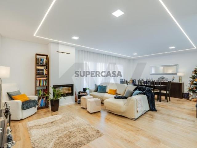 Moradia T4 Nova 2023 em Albarraque. Conforto, Piso Radiante, Garagem, Espaço Exterior TOP!