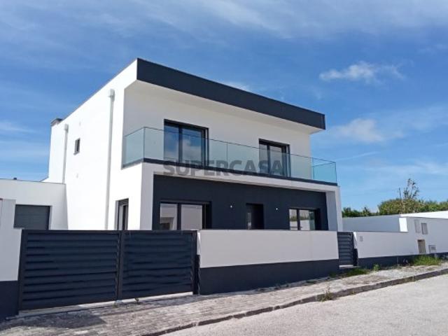 Moradia T4 Nova com garagem e logradouro