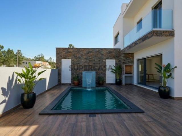 Moradia T4 Nova com Piscina Aquecida, Garagem e Jardim