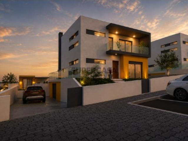 Moradia T4 nova em Alcainça com piscina, garagem e vistas para campo e jardim
