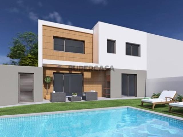Moradia T4 Nova com Piscina e Vista Desafogada na Quinta da Romeira Caparica
