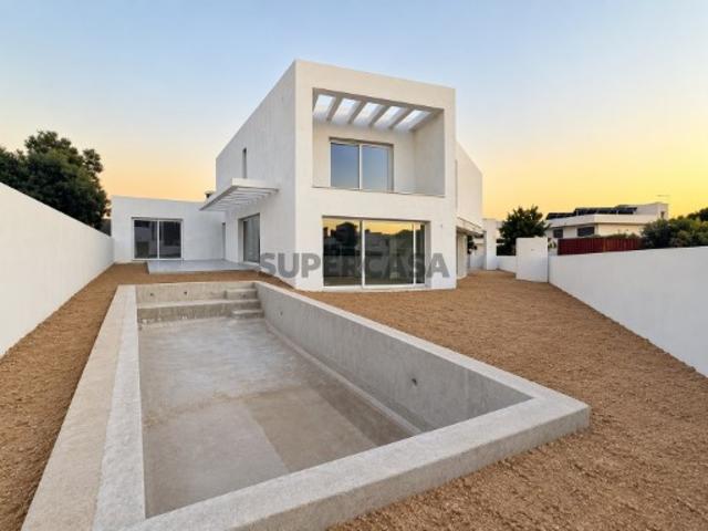 Moradia T4 NOVA com Piscina, Jardim e Garagem | Azeitão
