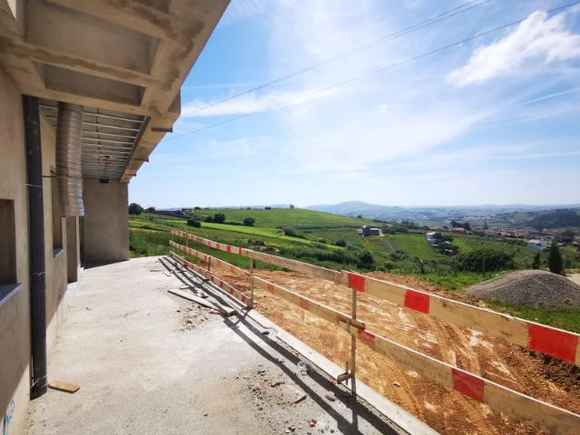 Moradia T4 nova com piscina na zona Oeste próximo de Torres Vedras