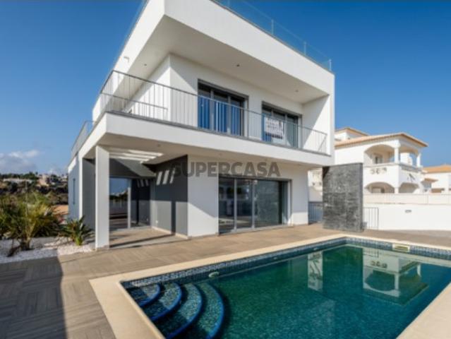 Moradia T4 Nova com Piscina, Rooftop e Vista Mar em Sesmarias, Albufeira