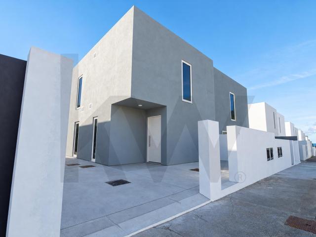 MORADIA T4 NOVA COM VISTA MAR E SERRA | FENAIS DA LUZ