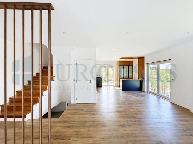 Moradia T4 nova com 4 suítes, garagem e terreno em Olhalvo, Alenquer, Lisboa