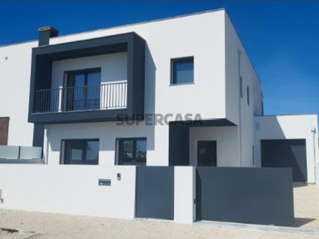 Moradia T4 NOVA a minutos das Praias de Santa Cruz