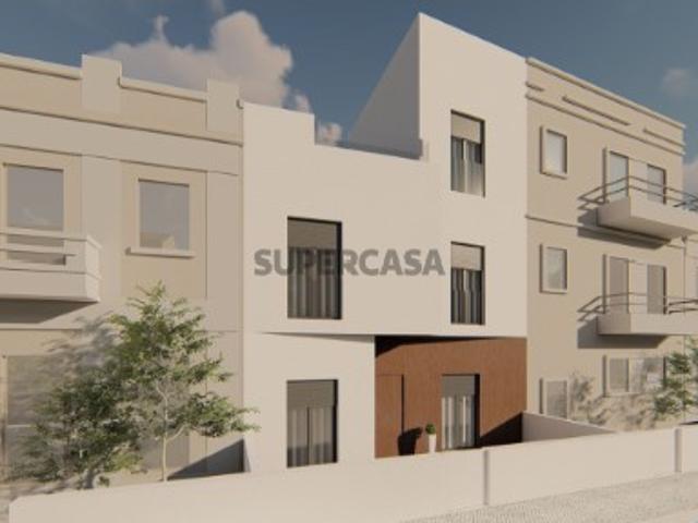 Moradia T4 Nova em Construção com Vista Baía do Seixal e Terraço Privativo