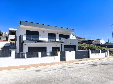 Moradia T4 nova, em construção
