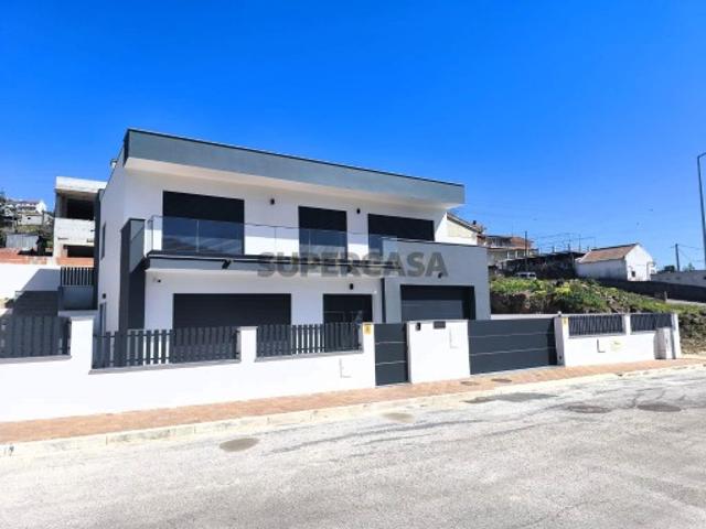 Moradia T4 nova, em construção em Alhandra