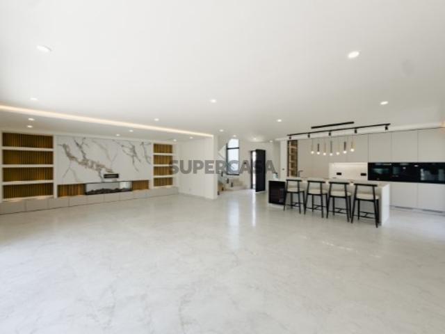 Moradia T4 nova em Alcabideche com piscina privada e 460 m²