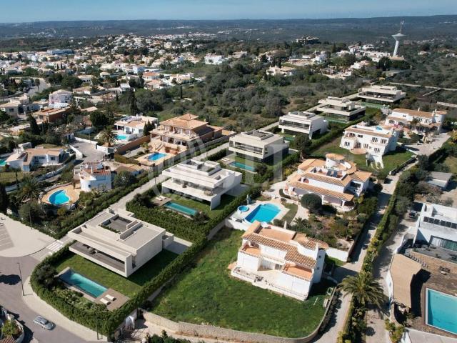 Moradia T4, nova, no condomínio Pluz Premium Living, no Alga. 0m² Luz