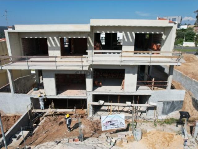 Moradia T4 nova na cidade de Torres Vedras