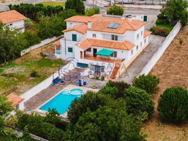 Moradia T4 Obidos com piscina, garagem, jardim num lote 1280m2