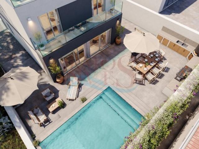 Moradia T4 a estrear com garagem e piscina em Montenegro!