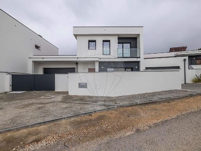 Moradia T4 à venda em Calvaria de Cima, Porto de Mós RE/MAX Portugal