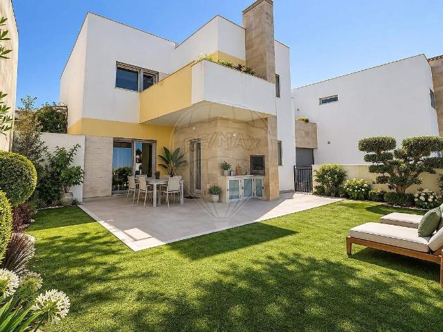 Moradia T4 à venda em Camarate, Unhos e Apelação, Loures RE/MAX Portugal