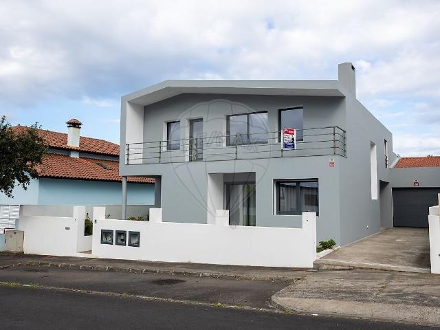 Moradia T4 à venda em Capelas, Ponta Delgada RE/MAX Portugal