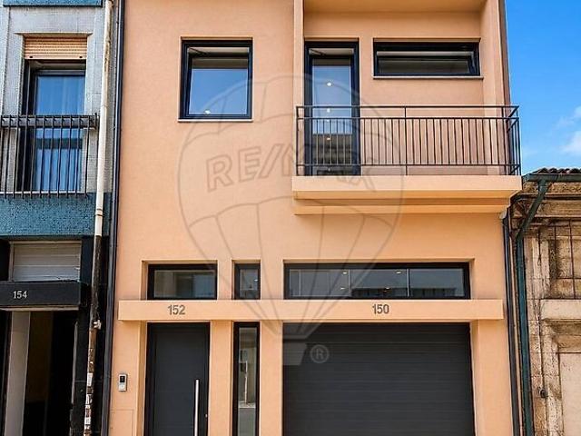 Moradia T4 à venda em Cedofeita, Santo Ildefonso, Sé, Miragaia, São Nicolau e Vitória, Porto RE/MAX Portugal