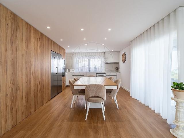 Moradia T4 à venda em Arrifana, Santa Maria da Feira RE/MAX Portugal