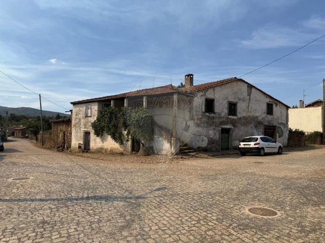 Moradia T4 à venda em Bragança