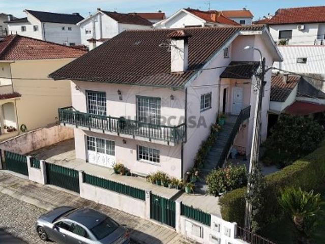 Moradia T4 à venda em Felgueiras
