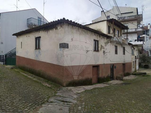 Moradia T4 à venda em Fundão, Valverde, Donas, Aldeia de Joanes e Aldeia Nova do Cabo, Fundão RE/MAX Portugal