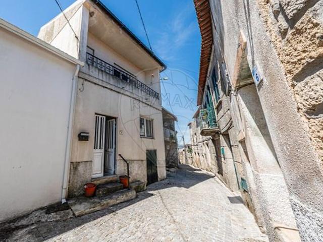 Moradia T4 à venda em Juncais, Vila Ruiva e Vila Soeiro do Chão, Fornos de Algodres RE/MAX Portugal