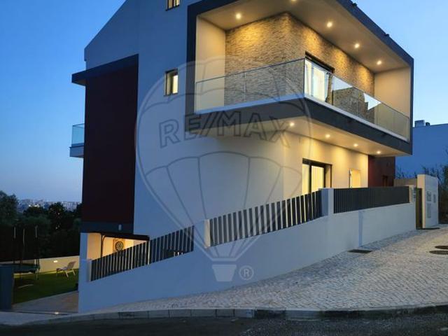 Moradia T4 à venda em Odivelas
