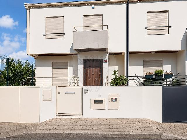 Moradia T4 à venda em Oleiros, Vila Verde RE/MAX Portugal