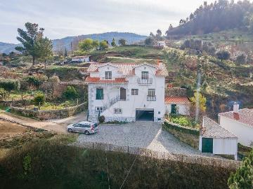 Moradia T4 à venda em Oliveira do Hospital
