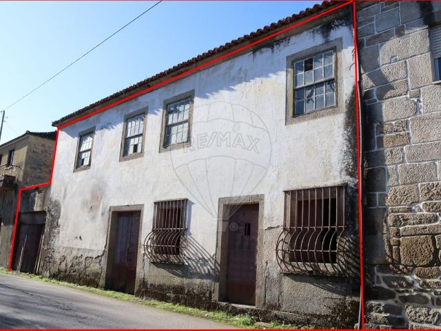 Moradia T4 à venda em Moimenta da Beira