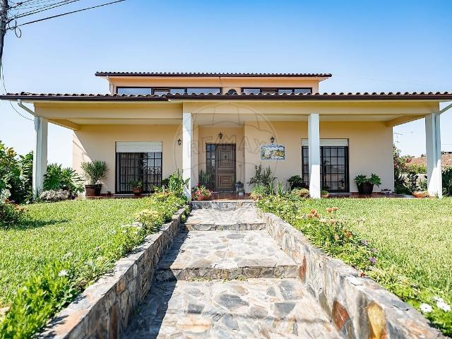 Moradia T4 à venda em Monte Redondo e Carreira, Leiria RE/MAX Portugal