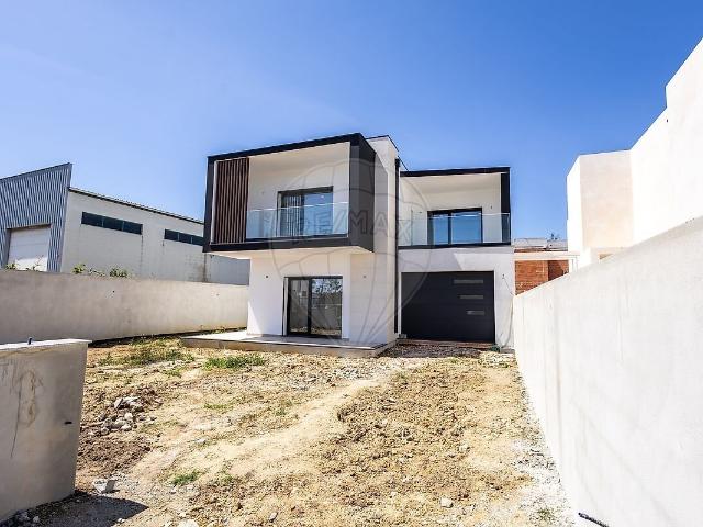 Moradia T4 à venda em Maceira, Leiria RE/MAX Portugal