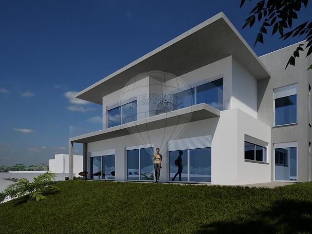 Moradia T4 à venda em Maiorga, Alcobaça RE/MAX Portugal