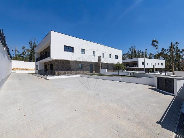 Moradia T4 à venda em Milagres, Leiria RE/MAX Portugal
