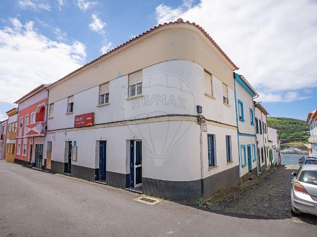 Moradia T4 à venda em Nossa Senhora da Conceição, Angra do Heroísmo RE/MAX Portugal
