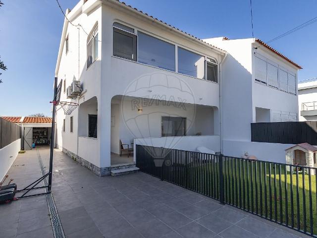 Moradia T4 à venda em São João das Lampas e Terrugem, Sintra RE/MAX Portugal