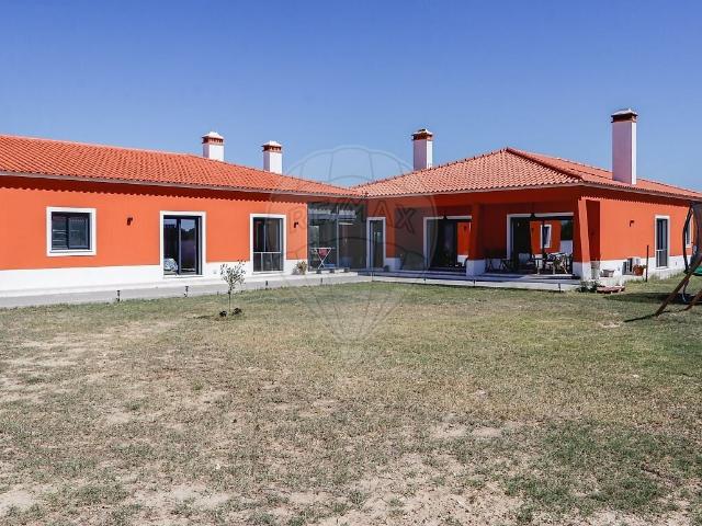 Moradia T4 à venda em Salvaterra de Magos e Foros de Salvaterra, Salvaterra de Magos RE/MAX Portugal