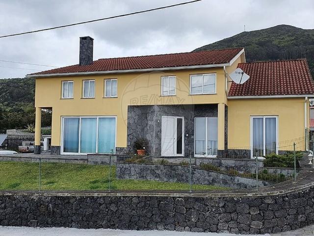 Moradia T4 à venda em Santo Amaro, Velas RE/MAX Portugal