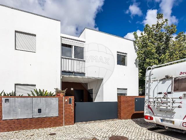 Moradia T4 à venda em Santa Clara, Lisboa RE/MAX Portugal
