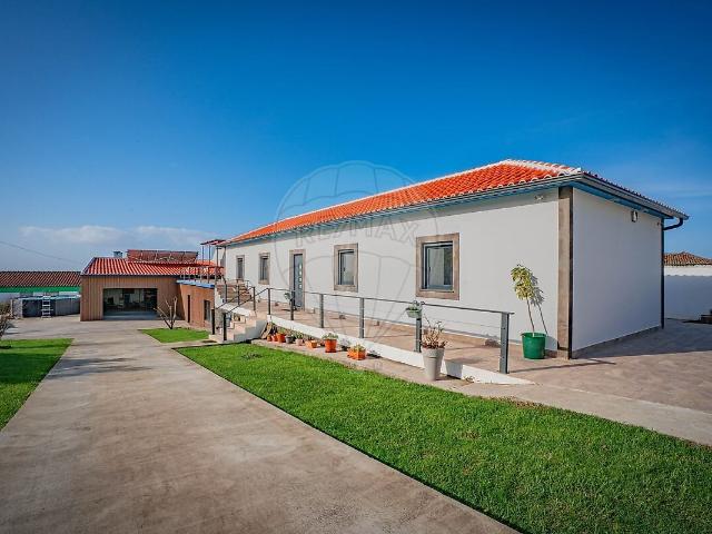 Moradia T4 à venda em Santa Bárbara, Angra do Heroísmo RE/MAX Portugal