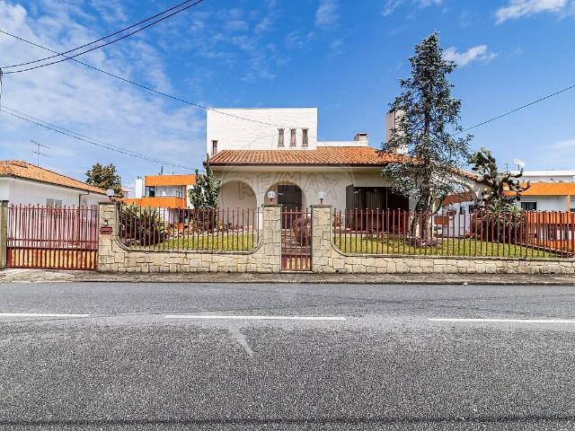 Moradia T4 à venda em Santa Maria de Lamas, Santa Maria da Feira RE/MAX Portugal
