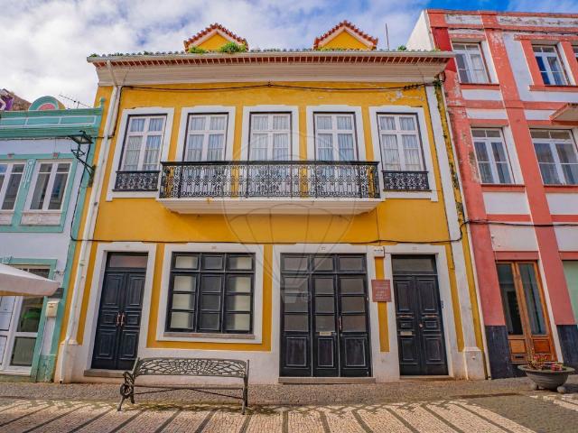 Moradia T4 à venda em Sé, Angra do Heroísmo RE/MAX Portugal