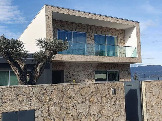 Moradia T4 à venda em Pousada