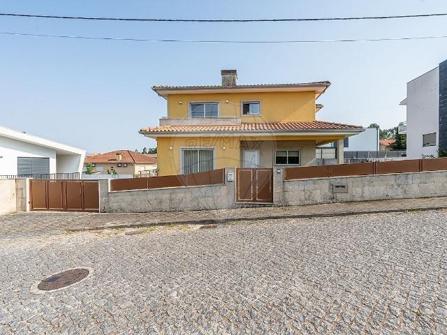 Moradia T4 à venda em Póvoa de Lanhoso