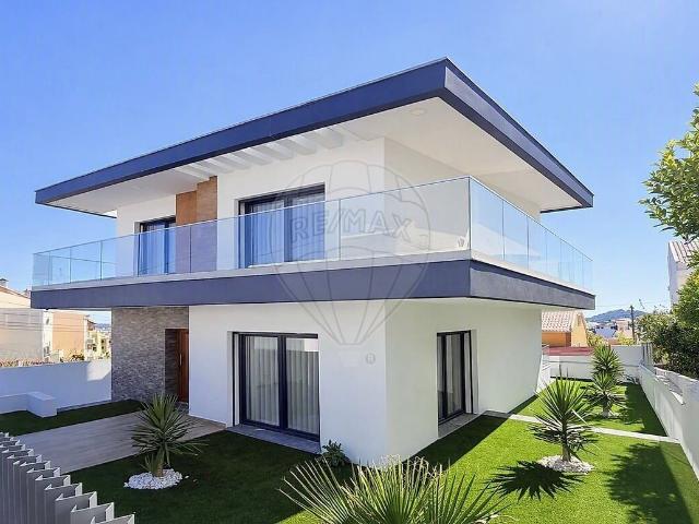 Moradia T4 à venda em Pontinha e Famões, Odivelas RE/MAX Portugal