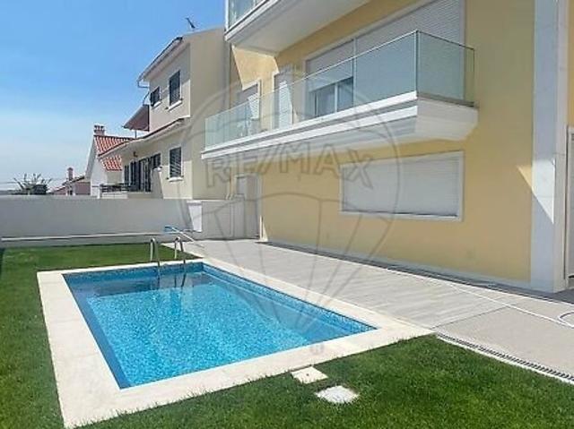 Moradia T4 à venda em Pontinha e Famões, Odivelas RE/MAX Portugal