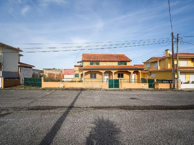 Moradia T4 à venda em Parceiros e Azoia, Leiria RE/MAX Portugal