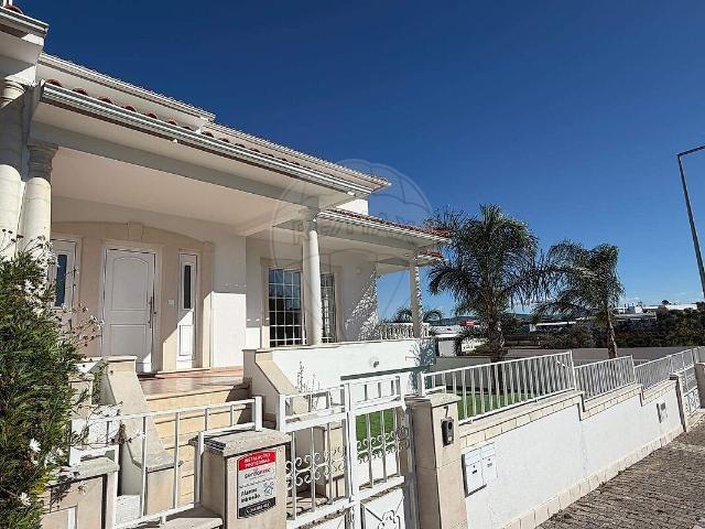 Moradia T4 à venda em Parceiros e Azoia, Leiria RE/MAX Portugal